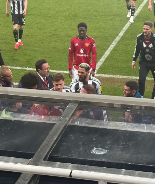 世界杯官方直播app下载手机版-曼晚：曼联和纽卡在球员通道大吵，B费、乔林顿互相指责