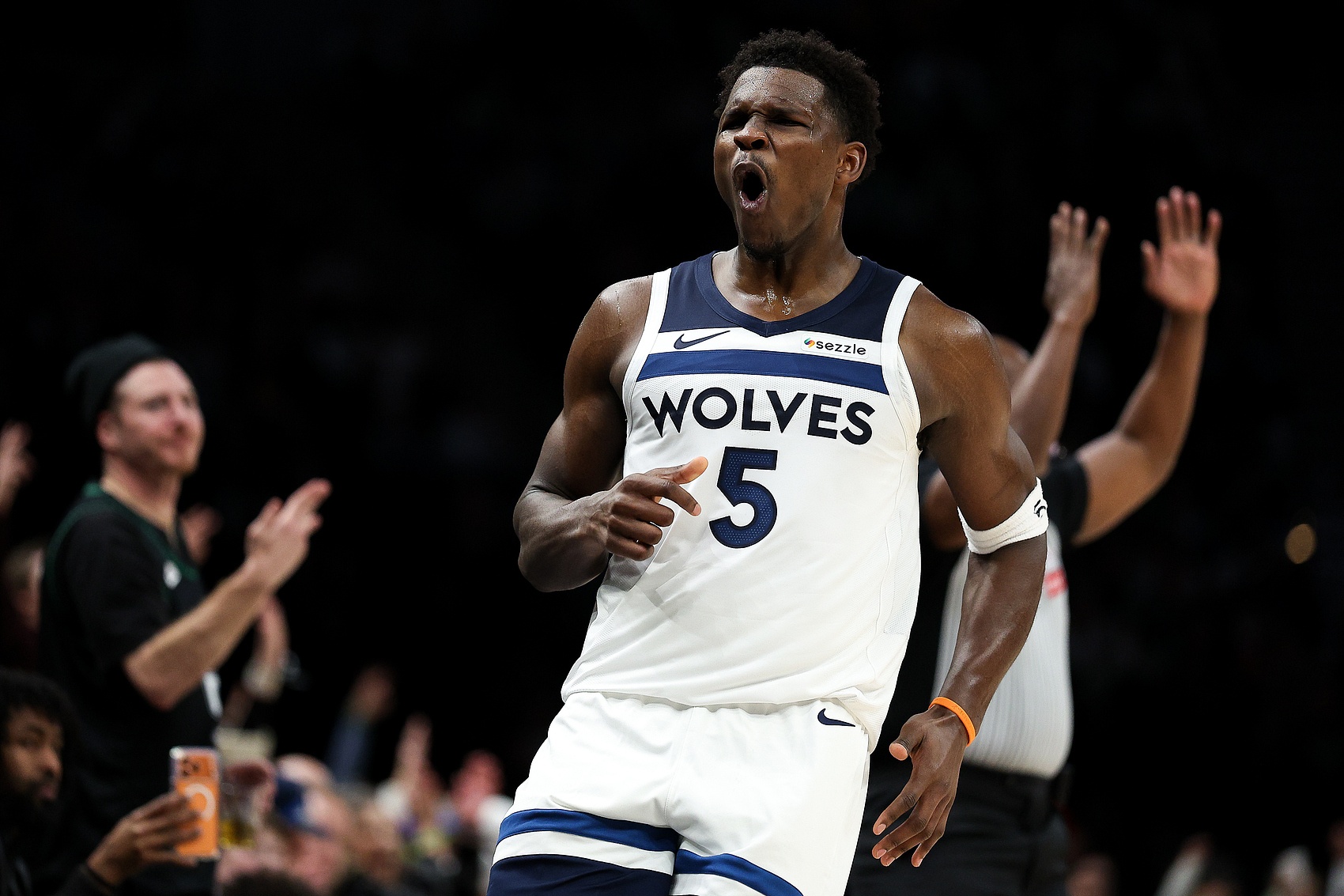 世界杯直播下载入口-神的武器！爱德华兹两分15中10三分8中1 砍30分8板5助3断1帽