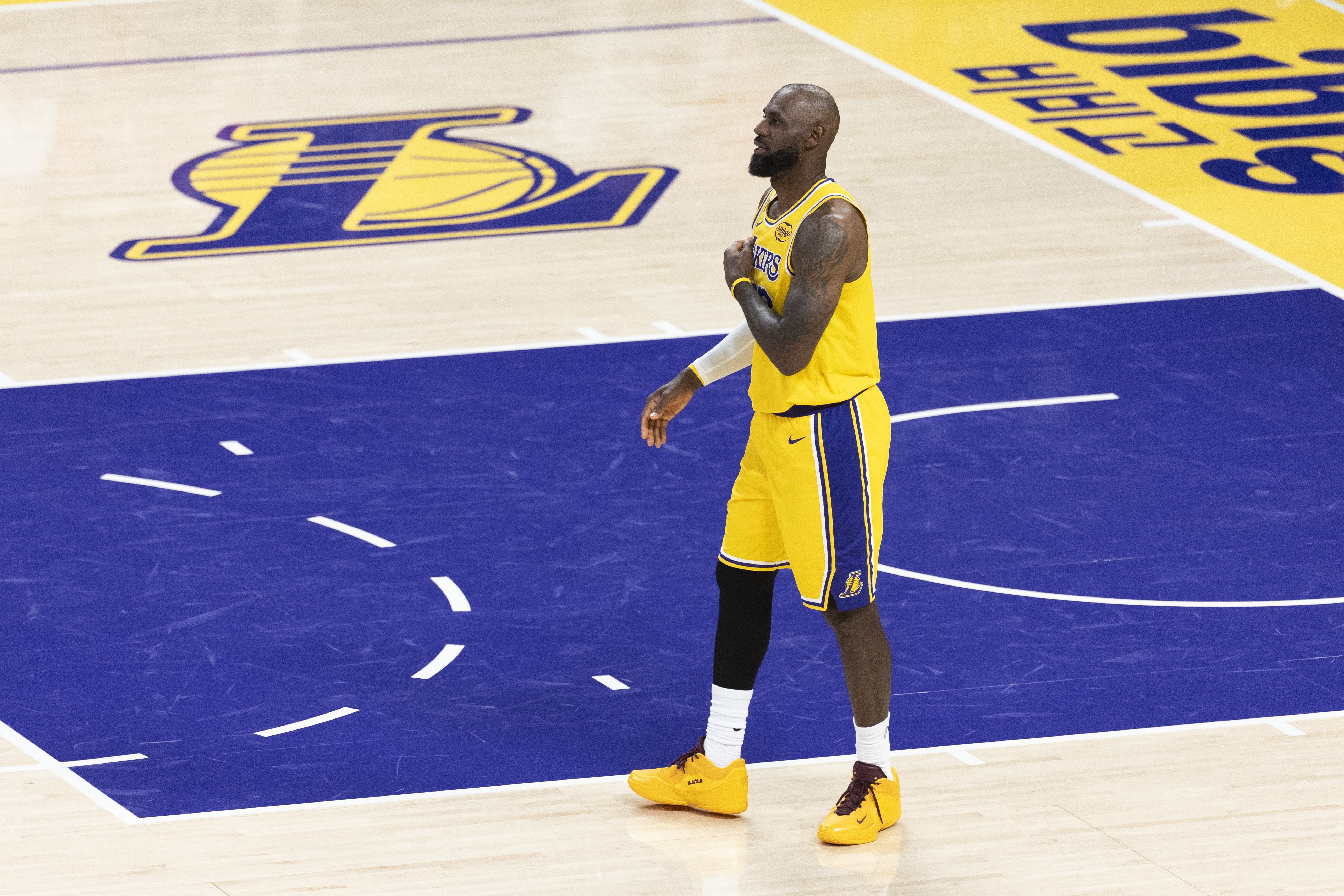 世界杯直播下载入口-Shams：詹姆斯本人&amp;联盟感觉他会再打一年 湖人表现影响他的未来