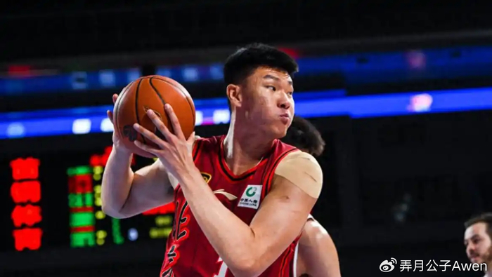 连续7场被弃用！拿600万带薪看球，球迷：中国最成功的打工人|范子铭|许利民|北京队|北京|浙江队_新浪体育_新浪新闻